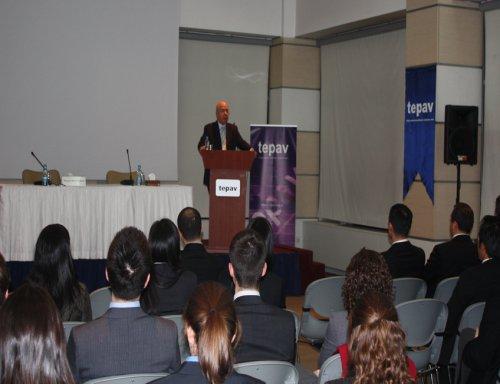 Harvard Students Briefed on Economics by Süreyya Serdengeçti